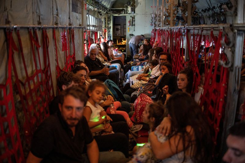 &copy; Reuters. Cidadãos gregos e cipriotas gregos a bordo de um C130 da Força Aérea Helênica em retirada do Líbanon03/10/2024nREUTERS/Alkis Konstantinidis