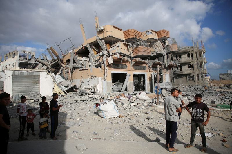 &copy; Reuters. Palestinians inspect the site of Israeli strikes on houses, amid the Israel-Hamas conflict, in Khan Younis in the southern Gaza Strip, October 2, 2024. REUTERS/Hatem Khaled