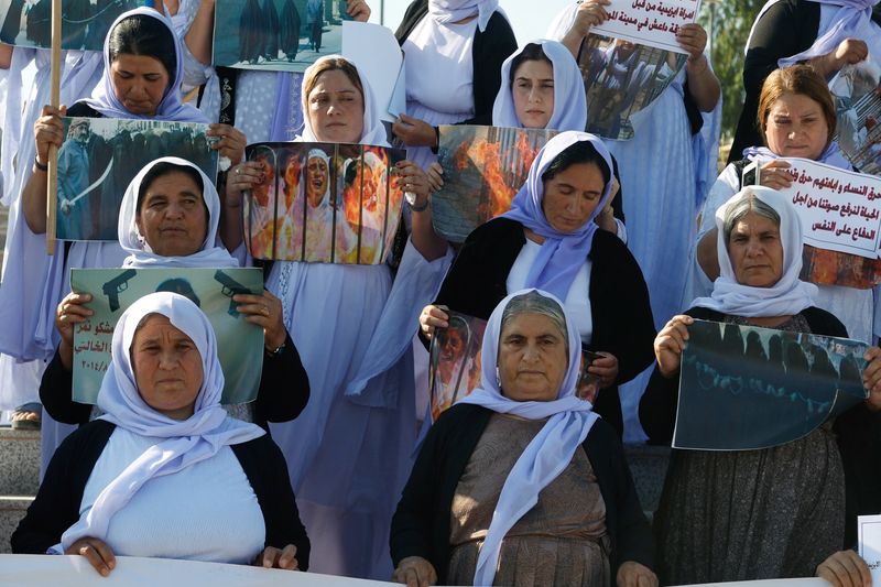 &copy; Reuters. Mulheres Yazidi levantam faixas durante manifestação exigindo seus direitos e a libertação dos sequestrados por militantes do Estado Islâmico, em Mosul, Iraquen03/06/2024nREUTERS/Khalid Al-Mousily