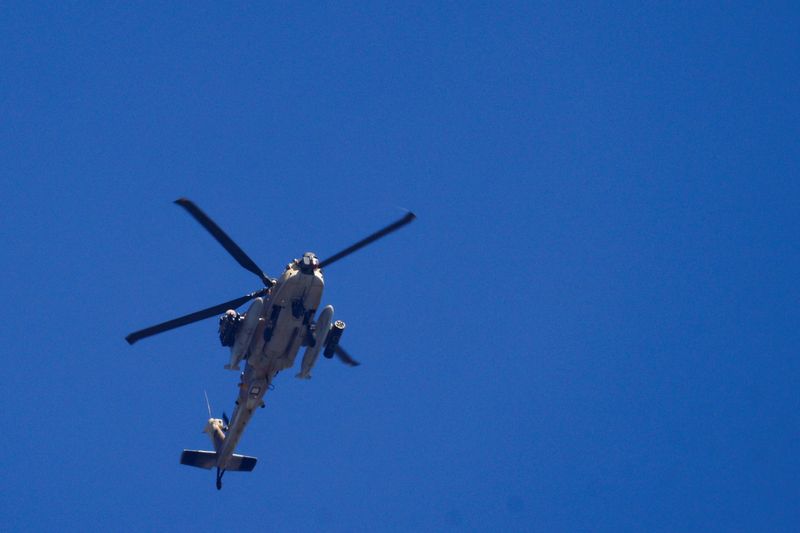 © Reuters. An Israeli Apache attack helicopter flies, amid cross-border hostilities between Hezbollah and Israel, as seen from northern Israel, October 3, 2024. REUTERS/Jim Urquhart   