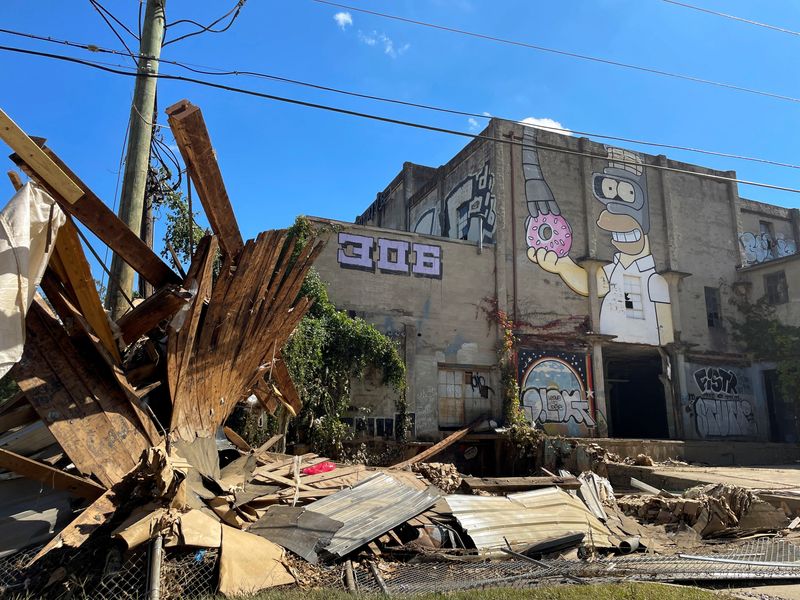 &copy; Reuters. Debris lies on the ground in the River Arts District of Asheville, after a flash flood triggered by Hurricane Helene, in Asheville, North Carolina, October 3, 2024. REUTERS/Karl Plume