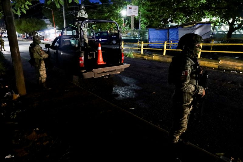 © Reuters. FILE PHOTO: Soldiers keep watch outside a hospital where migrants injured were transferred after Mexican soldiers fired on a group of 33 migrants traveling in a pick-up truck that had tried to evade a military patrol, in Tapachula, Mexico October 2, 2024. REUTERS/Jose Torres/File Photo