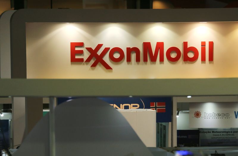 © Reuters. FILE PHOTO: A logo of the Exxon Mobil Corp is seen at the Rio Oil and Gas Expo and Conference in Rio de Janeiro, Brazil September 24, 2018. REUTERS/Sergio Moraes/File Photo