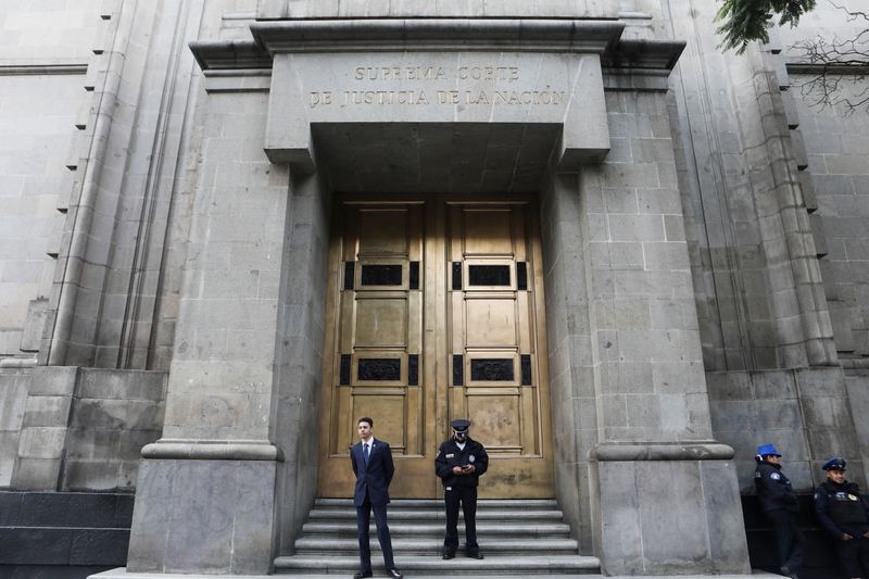 &copy; Reuters. FILE PHOTO: Security officials stand outside the main entrance to Mexico's Supreme Court of Justice in Mexico City, Mexico August 19, 2024. REUTERS/Paola Garcia/File Photo