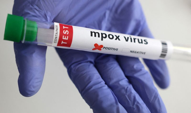 &copy; Reuters. FILE PHOTO: A test tube labelled "Mpox virus positive" is held in this illustration taken August 20, 2024. REUTERS/Dado Ruvic/Illustration/File Photo