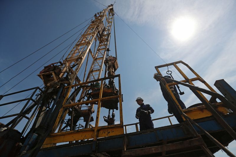 &copy; Reuters. FILE PHOTO: Employees operate a drilling rig at the Airankol oil field operated by Caspiy Neft in the Atyrau Region, Kazakhstan August 22, 2024. REUTERS/Pavel Mikheyev/File photo