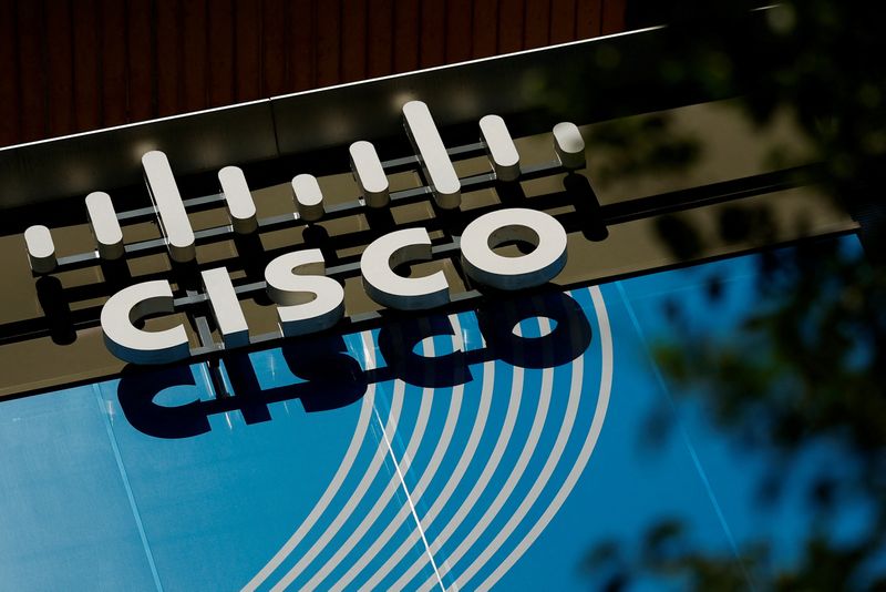 © Reuters. FILE PHOTO: The logo of US networking giant Cisco Systems is seen outside their headquarters in Issy-les-Moulineaux, near Paris, France, August 6, 2022. REUTES/Sarah Meyssonnier/File Photo