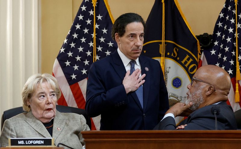 © Reuters. FILE PHOTO: Committee Chairman Bennie Thompson (D-MS) talks with U.S. Representative Jamie Raskin (D-MD) during the public hearing of the U.S. House Select Committee to Investigate the January 6 Attack on the United States Capitol, on Capitol Hill in Washington, U.S., June 9, 2022. REUTERS/Jonathan Ernst/File Photo