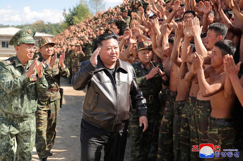 © Reuters. North Korean leader Kim Jong Un visits the training base of the special operations armed forces of the Korea's Army, at an undisclosed location, in North Korea, in this handout picture released by North Korea's official Korean Central News Agency on October 4, 2024. KCNA via REUTERS    