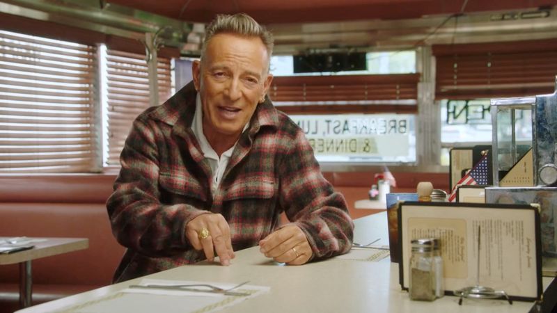 © Reuters. Bruce Springsteen speaks as he endorses Democratic presidential nominee and U.S. Vice President Kamala Harris and Democratic vice presidential nominee Minnesota Governor Tim Walz in this still image taken from video released October 3, 2024.   springsteen via Instagram/Handout via REUTERS