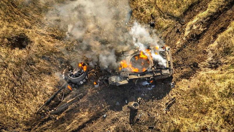 © Reuters. FILE PHOTO: A Russian tank burns in a field near the town of Vuhledar, amid Russia's attack on Ukraine, in Donetsk region, Ukraine in this handout picture released November 5, 2023. Press Service of the 72nd Black Zaporozhians Separate Mechanized Brigade of the Ukrainian Armed Forces/Handout via REUTERS 