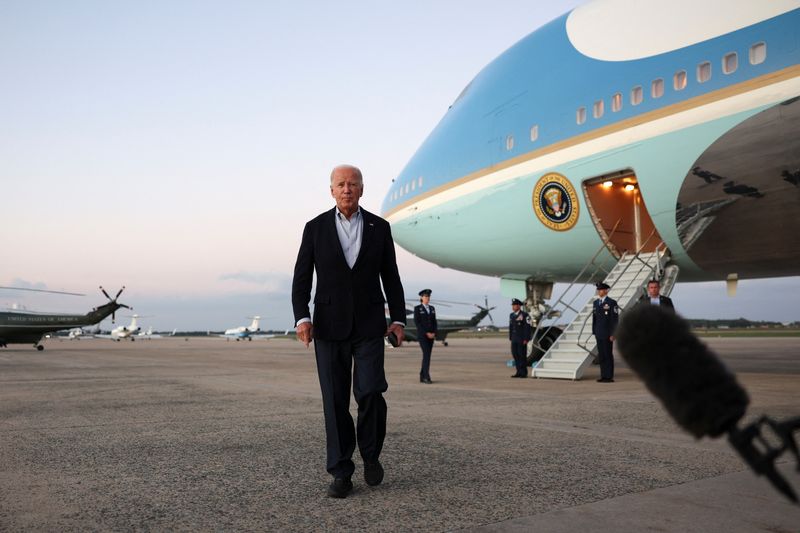 &copy; Reuters. U.S. President Joe Biden walks on the tarmac after visiting storm-damaged areas in the wake of Hurricane Helene, at Joint Base Andrews in Maryland, U.S., October 3, 2024. REUTERS/Tom Brenner