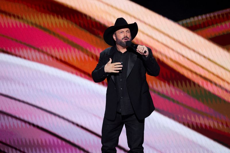 © Reuters. FILE PHOTO: Garth Brooks hosts at the 58th Academy of Country Music (ACM) Awards in Frisco, Texas, U.S. May 11, 2023. REUTERS/Mario Anzuoni/File Photo