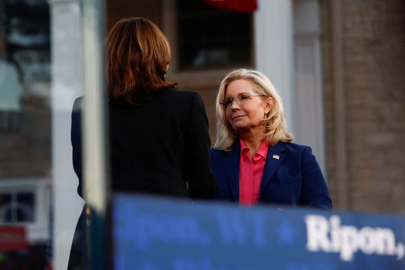 © Reuters. Democratic presidential nominee and U.S. Vice President Kamala Harris and Congresswoman Liz Cheney (R-WY) interact during a campaign event at Ripon College in Ripon, Wisconsin, U.S., October 3, 2024. REUTERS/Evelyn Hockstein