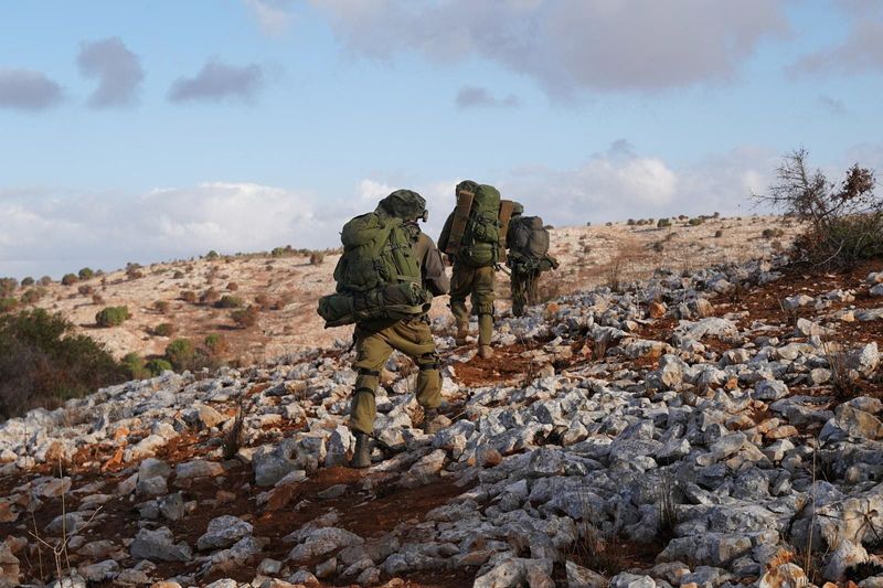 © Reuter. Une image distribuée le 3 octobre 2024 par l'armée israélienne montre des membres de l'armée israélienne participant à une opération dans le sud du Liban. Forces de défense israéliennes/document via REUTERS