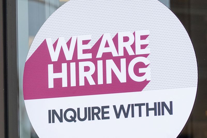 © Reuters. FILE PHOTO: An employment sign is shown on a retail store in Carlsbad, California, U.S., May 25, 2023. REUTERS/Mike Blake