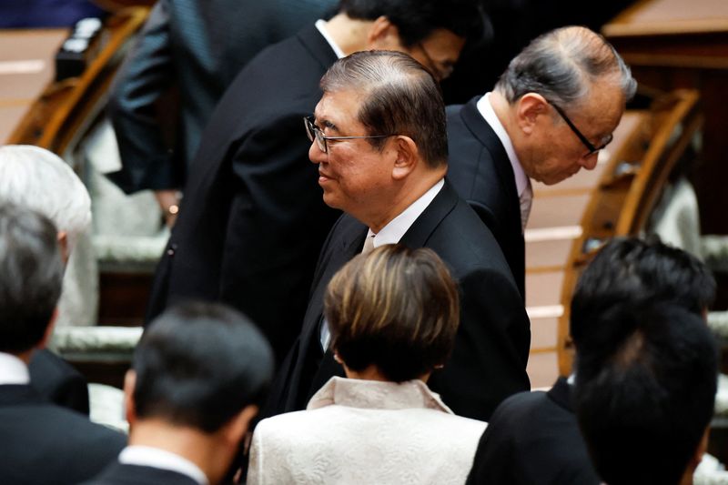 © Reuters. Japan's new Prime Minister Shigeru Ishiba leaves the upper house of the parliament, ahead of giving his first policy speech, in Tokyo, Japan, October 4, 2024. REUTERS/Kim Kyung-Hoon