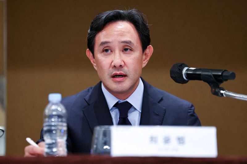 &copy; Reuters. Yun B. Choi, Chairman of Korea Zinc board answers questions from the media during a press conference in Seoul, South Korea, October 4, 2024.   Yonhap via REUTERS