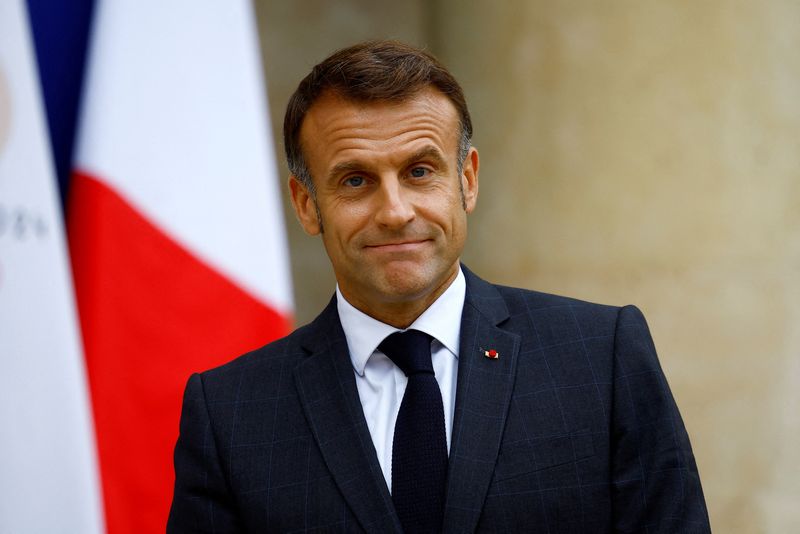 © Reuters. FILE PHOTO: French President Emmanuel Macron waits for a guest at the Elysee Palace as part of the 19th Francophonie Summit in Paris, France, October 3, 2024. REUTERS/Sarah Meyssonnier/File Photo