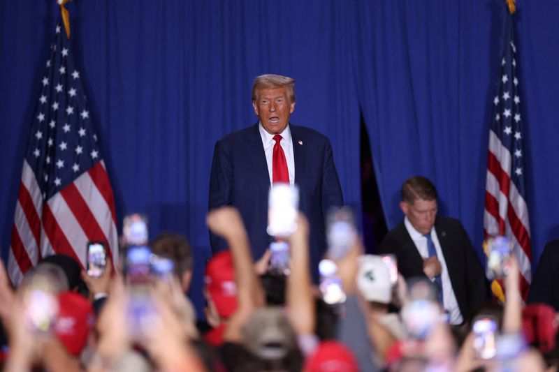 &copy; Reuters. FILE PHOTO: Republican presidential nominee and former U.S. President Donald Trump holds a rally in Saginaw, Michigan, U.S., October 3, 2024. REUTERS/Brendan McDermid/File Photo