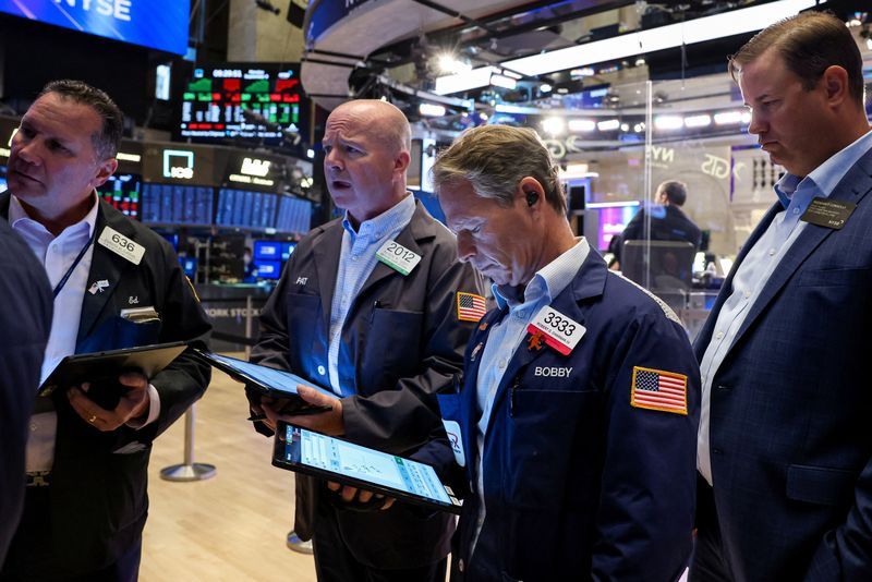 © Reuters. Traders work on the floor of the New York Stock Exchange (NYSE) in New York City, U.S., September 9, 2024. REUTERS/Brendan McDermid/File Photo