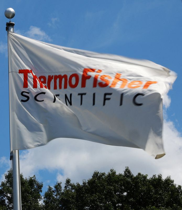 &copy; Reuters. FILE PHOTO: A company flag flies outside the offices of Thermo Fisher Scientific offices in Waltham, Massachusetts, U.S., August 2, 2023.  REUTERS/Brian Snyder/File Photo