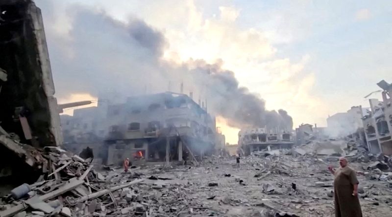 &copy; Reuters. FILE PHOTO: People survey the destruction at Gaza's Jabalia refugee camp, following Israeli strikes on the enclave, October 14, 2023 in this still image from video obtained by REUTERS/File Photo 