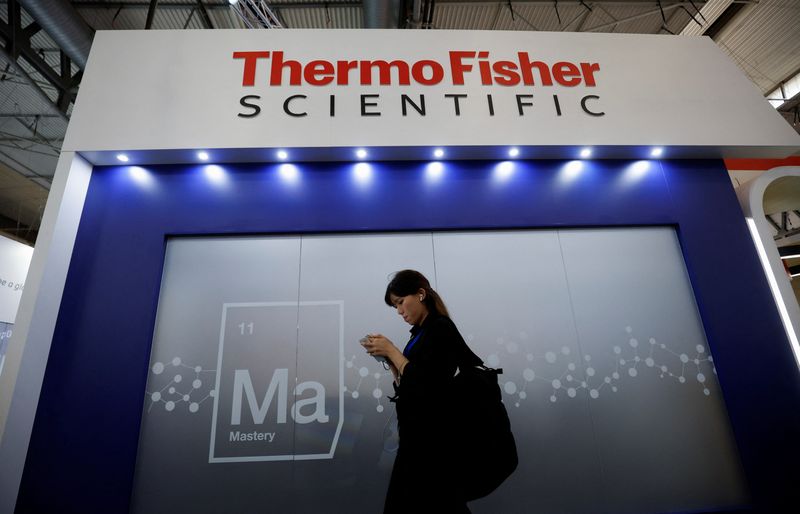 © Reuters. FILE PHOTO: A woman walks past a ThermoFisher stand during the Convention on Pharmaceutical Ingredients (CPHI), in Barcelona, Spain, October 24, 2023. REUTERS/Albert Gea/File Photo