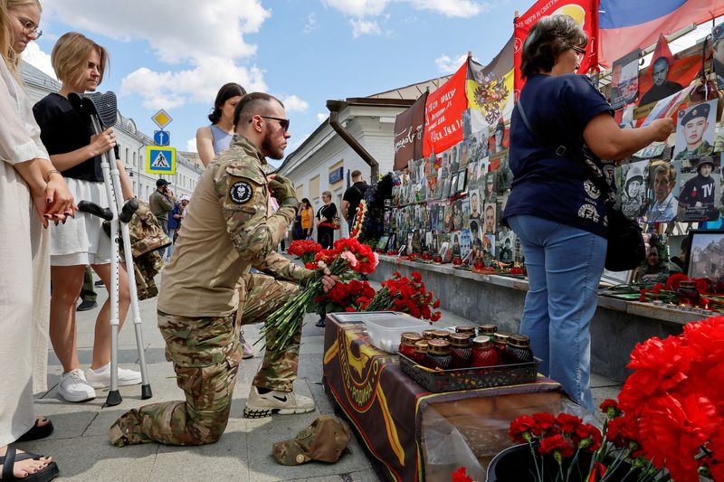 &copy; Reuters. FILE PHOTO: People gather in front of a makeshift memorial, which was erected following head of Russia's Wagner mercenary group Yevgeny Prigozhin and group commander Dmitry Utkin's death in 2023, in central Moscow, Russia August 4, 2024. REUTERS/Yulia Mor