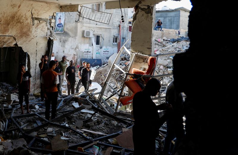 &copy; Reuters. Palestinians inspect the damage at the site of an Israeli air strike in Tulkarm camp, in Tulkarm, in the Israeli-occupied West Bank, October 4, 2024. REUTERS/Raneen Sawafta