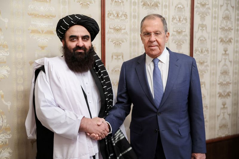 © Reuters. Russian Foreign Minister Sergei Lavrov shakes hands with Acting Foreign Minister of Afghanistan's Taliban movement Amir Khan Muttaqi during a meeting in Moscow, Russia, October 4, 2024. Russian Foreign Ministry/Handout via REUTERS