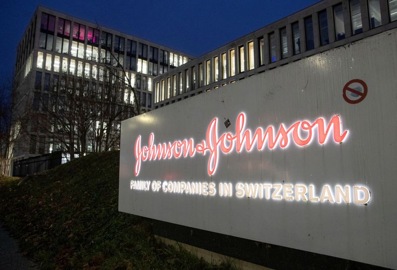 &copy; Reuters. FILE PHOTO: The logo of healthcare company Johnson & Johnson is seen in front of an office building in Zug, Switzerland December 1, 2021. REUTERS/Arnd Wiegmann/File Photo