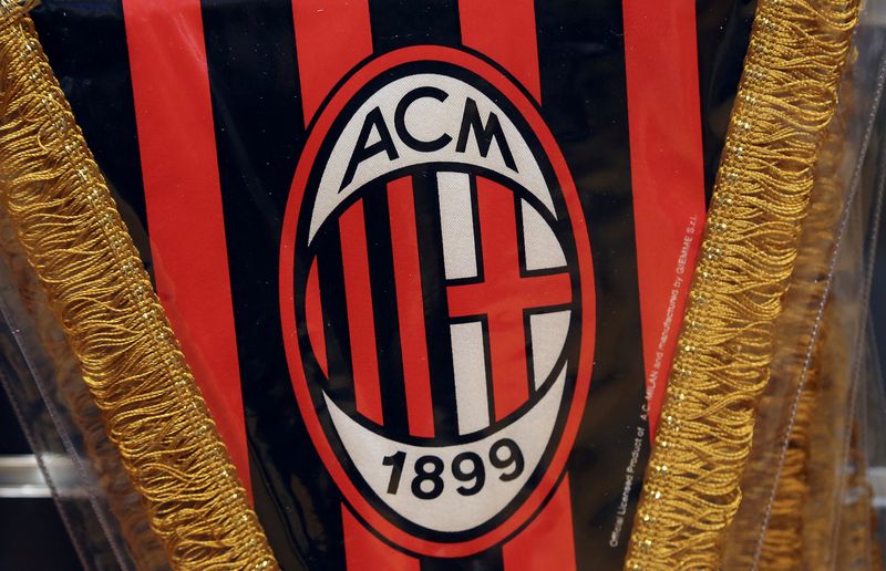 &copy; Reuters. Il logo dell'AC Milan è raffigurato su un gagliardetto in un negozio di calcio nel centro di Milano, Italia, 29 aprile 2015. REUTERS/Stefano Rellandini