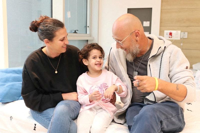 © Reuters. FILE PHOTO: Abigail Edan, who was released after being taken hostage during the October 7 attack on Israel by the Palestinian militant group Hamas, talks with her aunt Liron and uncle Zuli, at Schneider Children's Medical Center of Israel in Petah Tikva, Israel, in this handout picture released by Schneider Children's Medical Center of Israel on November 27, 2023.  Schneider Children's Medical Center of Israel/Handout via REUTERS /File Photo