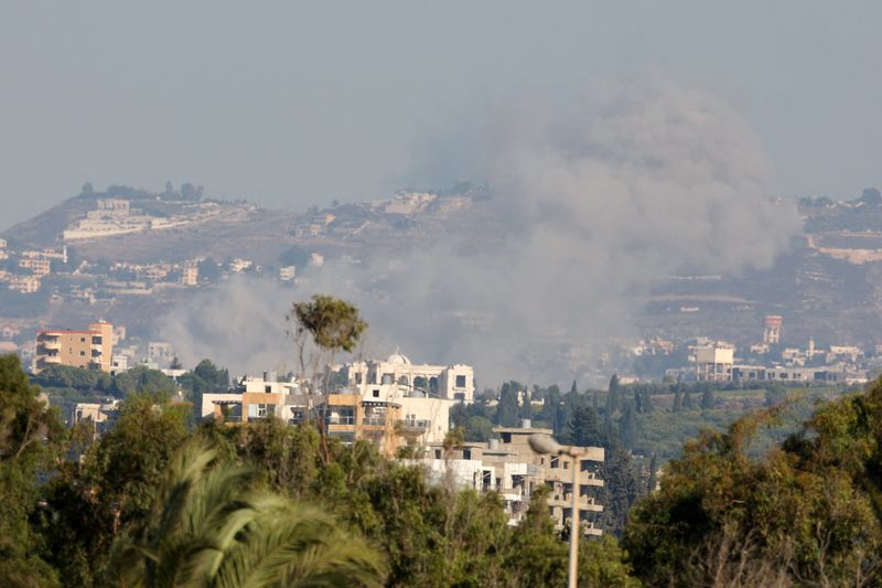 &copy; Reuters. Smoke billows amid the ongoing hostilities between Hezbollah and Israeli forces, as seen from Tyre, southern Lebanon October 4, 2024. REUTERS/Aziz Taher