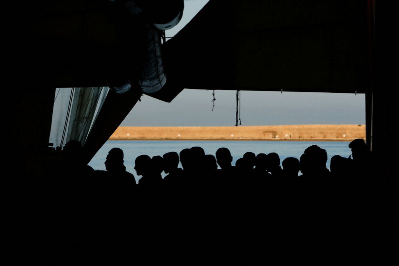 &copy; Reuters. Migranti attendono di sbarcare dalla nave di soccorso Geo Barents, gestita da Medici Senza Frontiere, nel porto di Livorno, Italia, 23 luglio 2024. REUTERS/Darrin Zammit Lupi