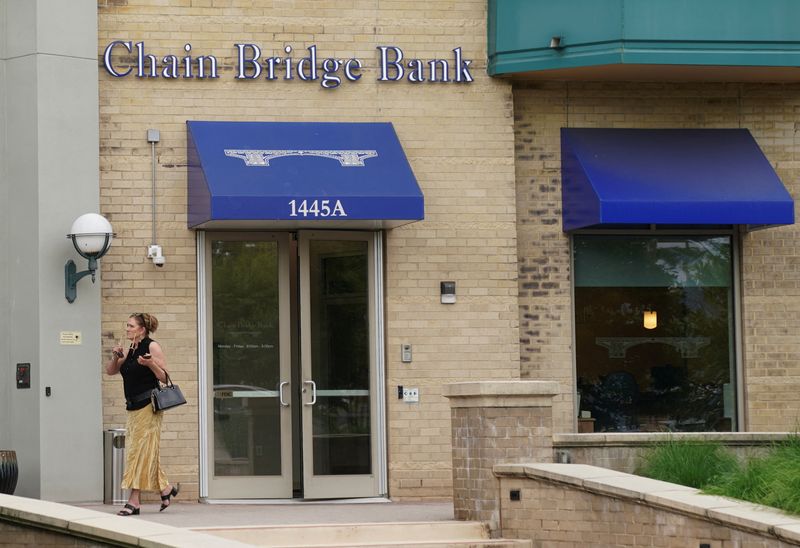 &copy; Reuters. A  woman walks out of Chain Bridge Bank in McLean, Virginia, U.S., May 29, 2024.  REUTERS/Kevin Lamarque/File Photo