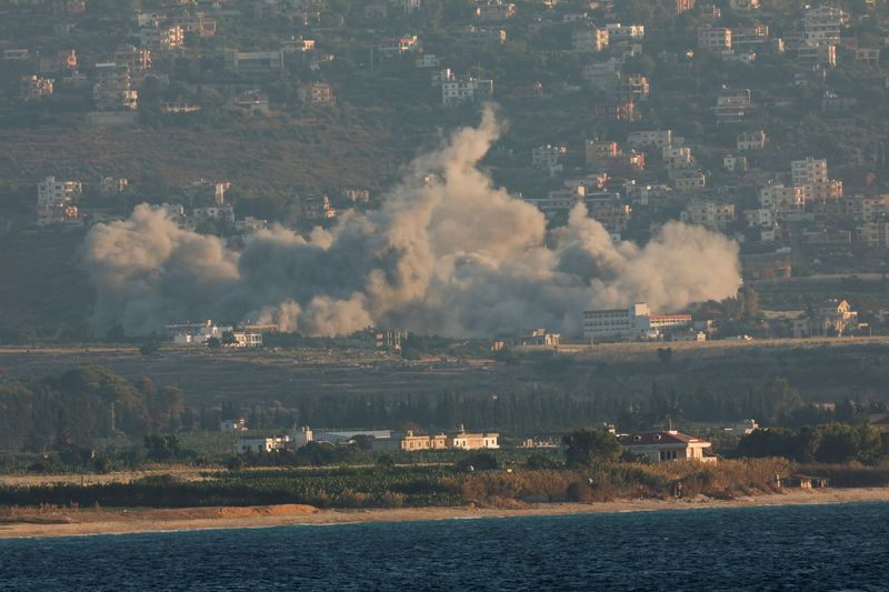 &copy; Reuters. Fumaça vista no sul do Líbano em meio às hostilidades entre o Hezbollah e forças de Israeln04/10/2024nREUTERS/Aziz Taher