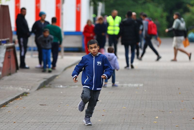 &copy; Reuters. FILE PHOTO: A boy runs outside the registration area for migrants at the arrival center for asylum seekers at Berlin's Reinickendorf district, Germany, October 6, 2023. REUTERS/Fabrizio Bensch/File Photo