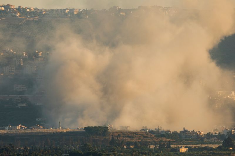 &copy; Reuters. FILE PHOTO: Smoke billows amid the ongoing hostilities between Hezbollah and Israeli forces, as seen from Tyre, southern Lebanon October 4, 2024. REUTERS/Aziz Taher/File Photo