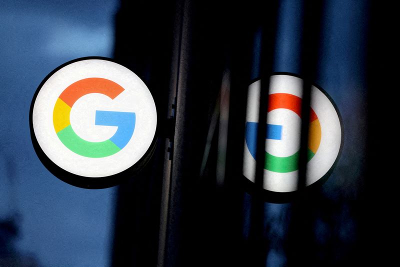 &copy; Reuters. FILE PHOTO: The logo for Google is seen at a Google store in Manhattan, New York City, U.S., November 17, 2021. REUTERS/Andrew Kelly/File Photo