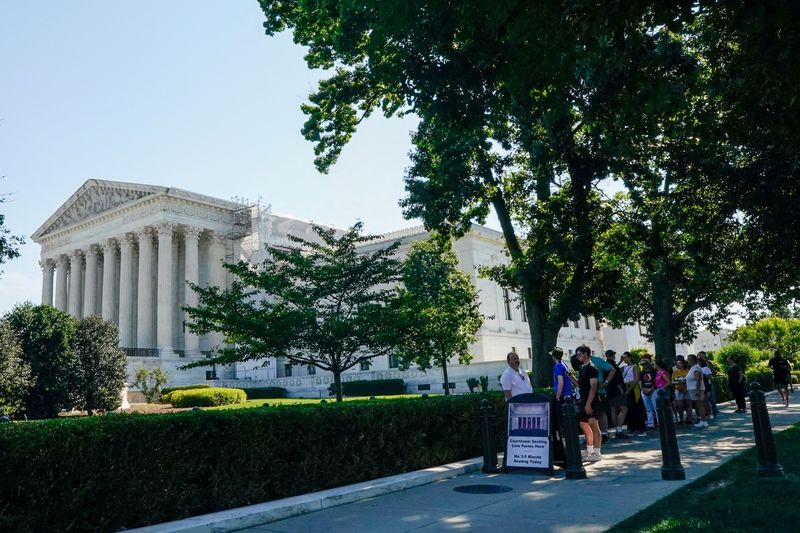 &copy; Reuters. FILE PHOTO: People wait in line outside the U.S. Supreme Court the morning before justices are expected to issue opinions in pending cases, in Washington, U.S., June 14, 2024. REUTERS/Elizabeth Frantz/File Photo