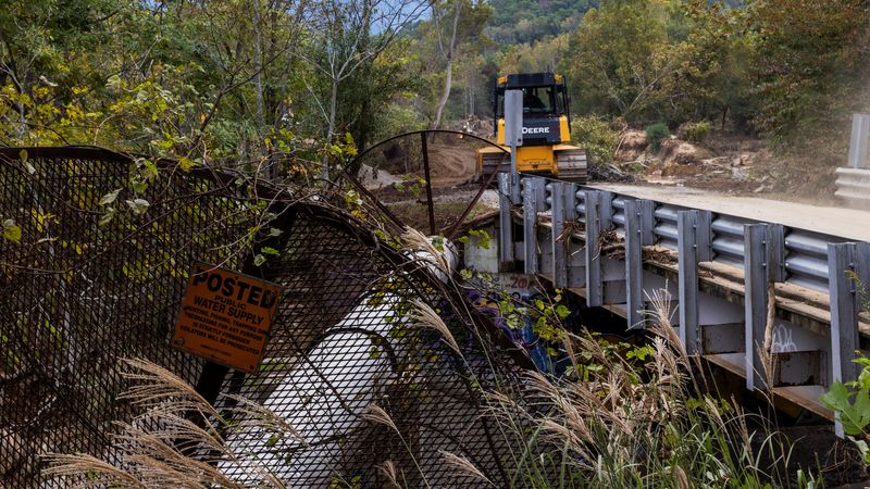 © Reuters. Construction crews work to repair the road and the water line that supplies the city of Asheville from the North Fork Reservoir following the passing of Hurricane Helene, in Black Mountain, North Carolina, U.S., October 04, 2024. REUTERS/Eduardo Munoz