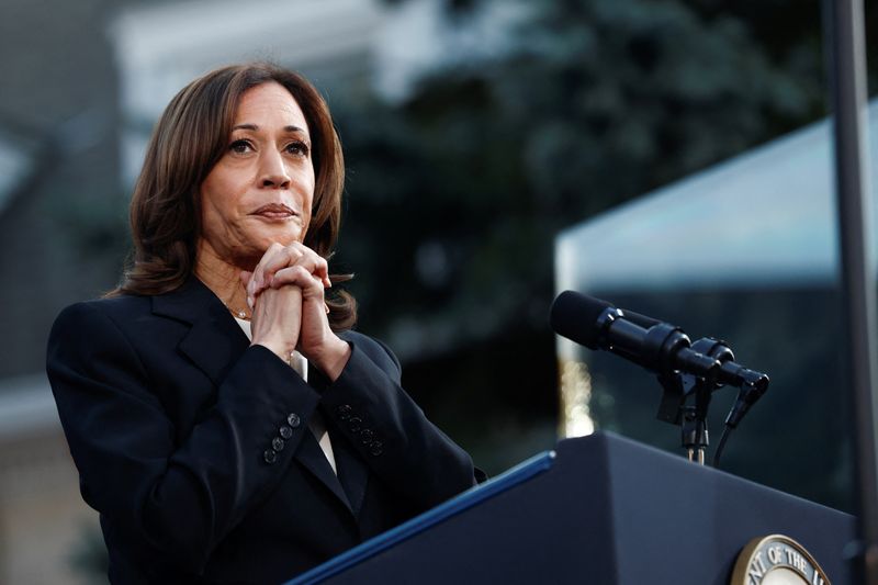 &copy; Reuters. FILE PHOTO: Democratic presidential nominee and U.S. Vice President Kamala Harris reacts as she speaks during a campaign event at Ripon College in Ripon, Wisconsin, U.S., October 3, 2024. REUTERS/Evelyn Hockstein/File Photo