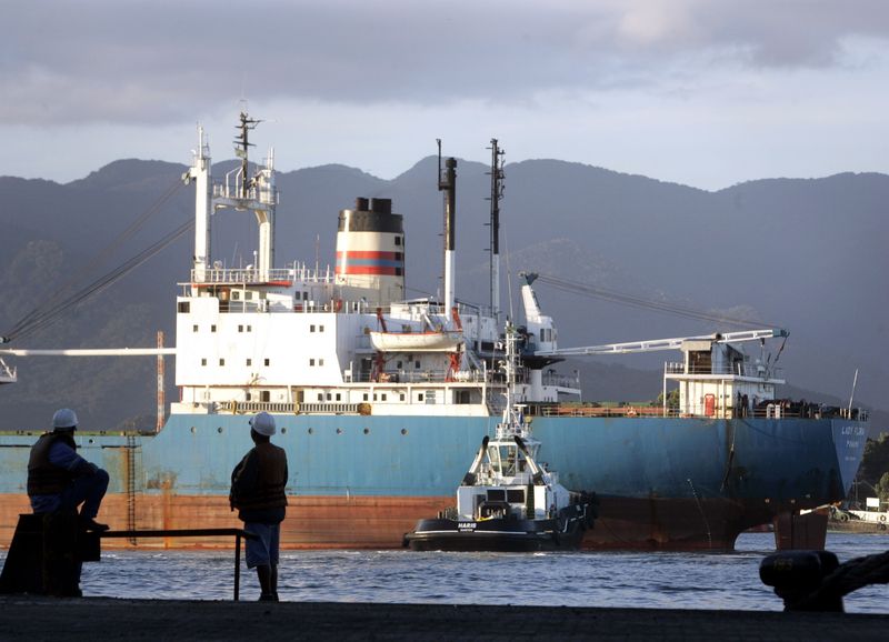 &copy; Reuters. Navio no porto de Santosn24/05/2007nREUTERS/Paulo Whitaker (BRAZIL)