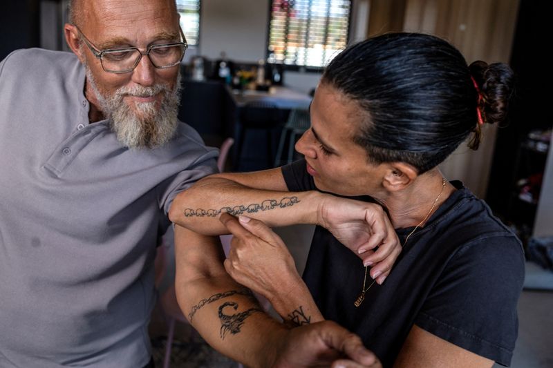 &copy; Reuters. Leron e Zoli Mor, tia e tio da ex-refém Avigail Idan e seus irmãos que ficaram órfãos durante o ataque mortal de 7 de outubro pelo Hamas, falam à Reuters em sua casa em Bnei Drorn18/09/2024nREUTERS/Ronen Zvulun