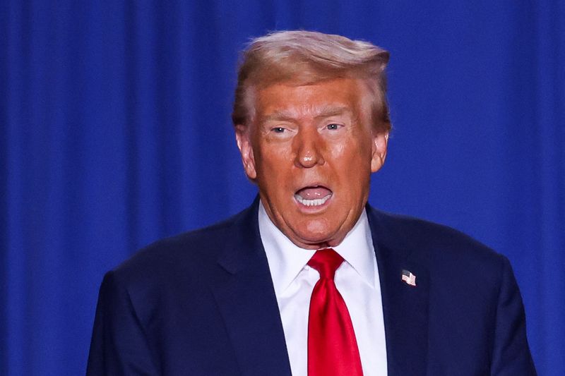 © Reuters. FILE PHOTO: Republican presidential nominee and former U.S. President Donald Trump holds a rally in Saginaw, Michigan, U.S., October 3, 2024. REUTERS/Brendan McDermid/File Photo