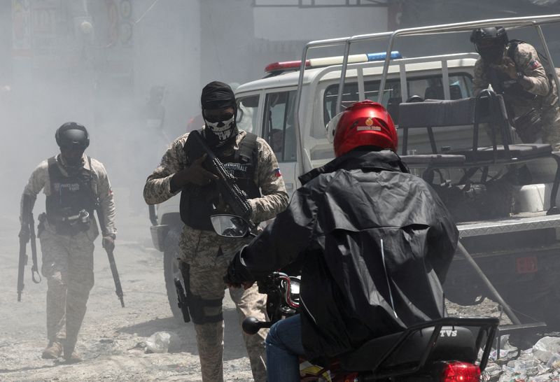 © Reuters. FILE PHOTO: Police officers patrol after dispersing demonstrators, who were calling for help from the government and security forces after gangs attacked neighbourhoods and set houses on fire, in Port-au-Prince, Haiti August 19, 2024. REUTERS/Ralph Tedy Erol/File Photo