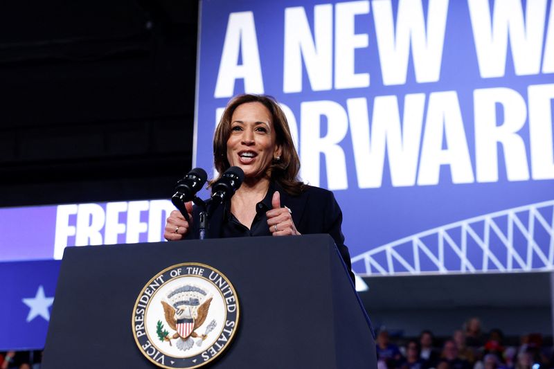 © Reuters. Democratic presidential nominee and U.S. Vice President Kamala Harris delivers a speech during a campaign event at the Dort Financial Center in Flint, Michigan, U.S., October 4, 2024. REUTERS/Evelyn Hockstein