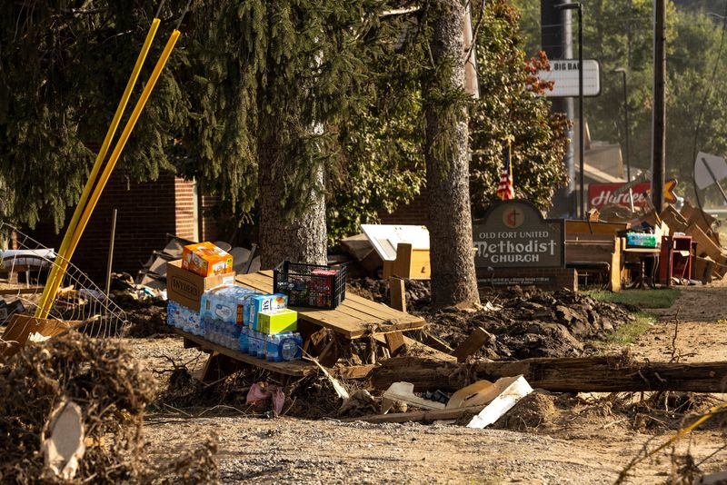 © Reuters. Supplies are left for residents affected by the passing of Hurricane Helene, in Old Fort, North Carolina, U.S., October 4, 2024.  REUTERS/Eduardo Munoz